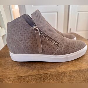 Steve Madden women’s size 10 wedge sneaker taupe